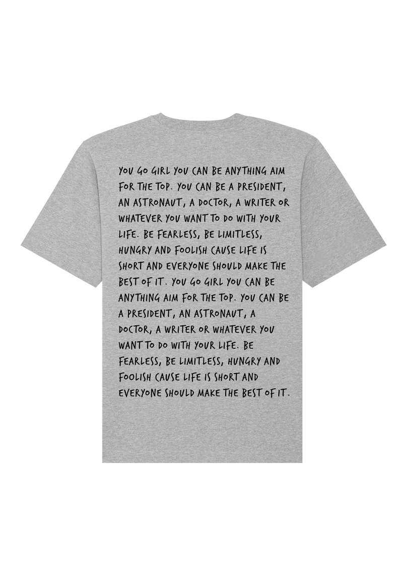 T-shirt en coton gris avec un texte motivant manuscrit noir dans le dos, mettant l'accent sur l'ambition et l'audace. Manches courtes, coupe décontractée.