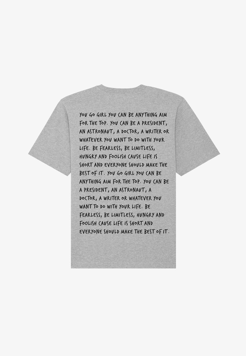 T-shirt en coton gris avec un texte motivant manuscrit noir dans le dos, mettant l'accent sur l'ambition et l'audace. Manches courtes, coupe décontractée.