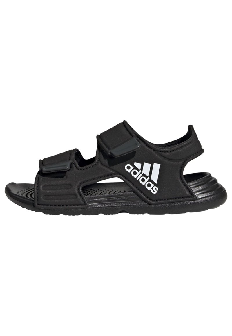 Sorte atletiske sandaler lavet af syntetisk materiale, med to justerbare velcro-remme og perforeret fodseng for ventilation.