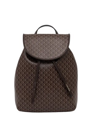 Zaino Calvin Klein marrone scuro con motivo geometrico, chiusura a patta, coulisse e manico superiore.