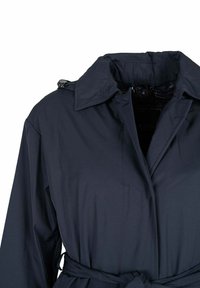 Granatowy płaszcz trencz z kołnierzem, paskiem w talii i gładkim, teksturowanym materiałem. Posiada guziki i czysty, minimalistyczny design.