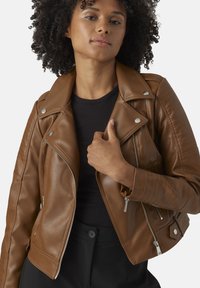 Vero Moda KERRIULTRA NOOS - Chaqueta de cuero sintético - cognac