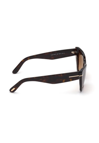 Gafas de sol de carey con lentes rectangulares, delgado acento dorado en el marco y patillas texturizadas. Ancho de lente de 68 mm, longitud de patilla de 140 mm.