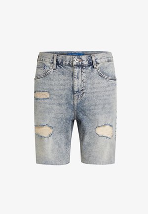 Shorts de denim en azul claro con detalles desgastados, que presentan rasgaduras deshilachadas, diseño tradicional de cinco bolsillos y cierre frontal de botón.
