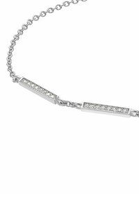Silverfärgad kedjearmband med rektangulära accenter prydda med klara kristaller, som visar upp en slät yta och polerad finish.