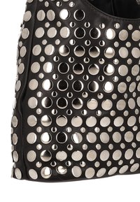 Geantă de mână din piele neagră acoperită cu nituri rotunde argintii lucioase de diferite dimensiuni, aranjate într-un model dens.