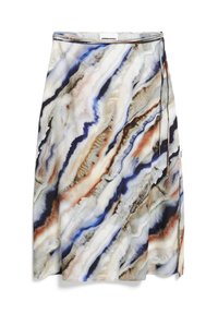 Een knie-lange rok met een vloeiende stijl, voorzien van een kleurrijk gemarmerd patroon in tinten blauw, bruin en crème. Inclusief een dunne tailleband.