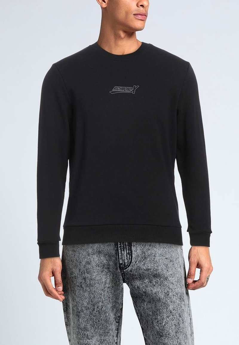 Felpa nera con scollo tondo, maniche lunghe e polsini a costine. Presenta un discreto logo grigio "RICHMOND" sulla parte anteriore. Texture liscia.