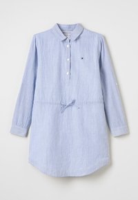 Abito a righe azzurro chiaro con colletto, bottoni frontali, maniche lunghe e dettaglio con cintura annodata in vita. Presenta un logo ricamato sul petto.