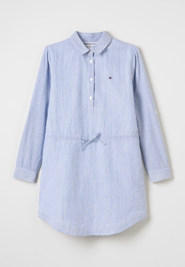 Abito a righe azzurro chiaro con colletto, bottoni frontali, maniche lunghe e dettaglio con cintura annodata in vita. Presenta un logo ricamato sul petto.