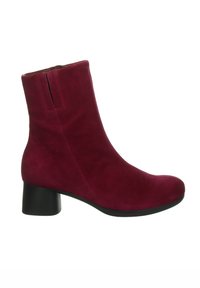 Burgunderfarbene Wildleder-Ankle-Boots mit runder Spitze und niedrigem schwarzen Blockabsatz; zeichnet sich durch eine schlanke Silhouette und dezente Nahtdetails auf der Rückseite aus.
