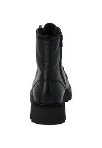 Czarne botki za kostkę z teksturowanej skóry, z bocznym zamkiem błyskawicznym i grubą gumową podeszwą. Posiadają detale przeszycia i zaokrąglony czubek.