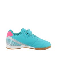 Blauer Sportschuh mit Klettverschluss, strukturiertem Obermaterial und einer Gummisohle. Pinker Akzent an der Ferse mit silbernem Streifenmuster.
