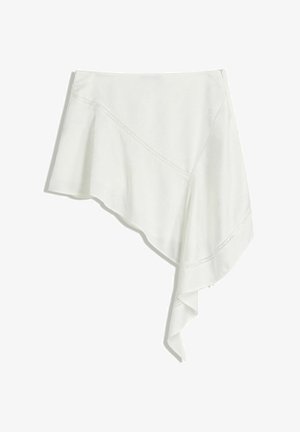 Asymmetrische witte wikkelrok gemaakt van lichtgewicht stof, met diagonale naaddetails en een zachte, vloeiende val.