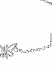 Pulsera de mariposa de plata con una cadena delicada y un charm de mariposa que presenta superficies lisas y pulidas, así como curvas sutiles.