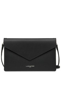 Clutch in pelle nera a busta con chiusura a patta magnetica, piccola tracolla e logo impresso sul davanti.