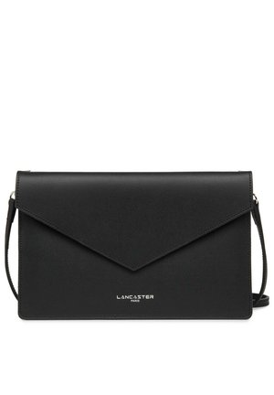Clutch in pelle nera a busta con chiusura a patta magnetica, piccola tracolla e logo impresso sul davanti.