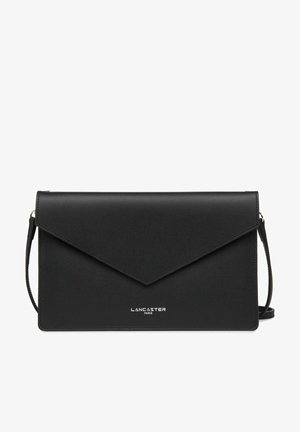 Zwarte leren envelop-stijl clutch met een magnetische flapsluiting, een kleine schouderband en geperst merklogo aan de voorkant.