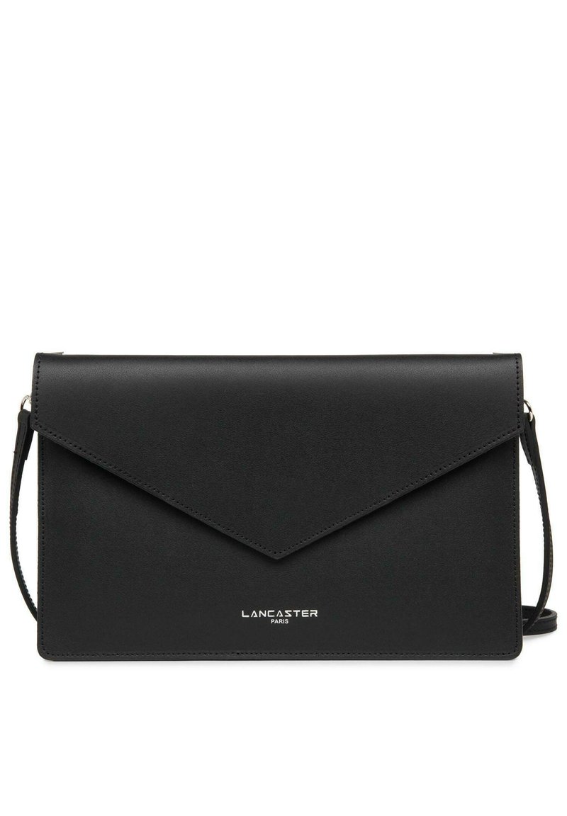 Clutch in pelle nera a busta con chiusura a patta magnetica, piccola tracolla e logo impresso sul davanti.