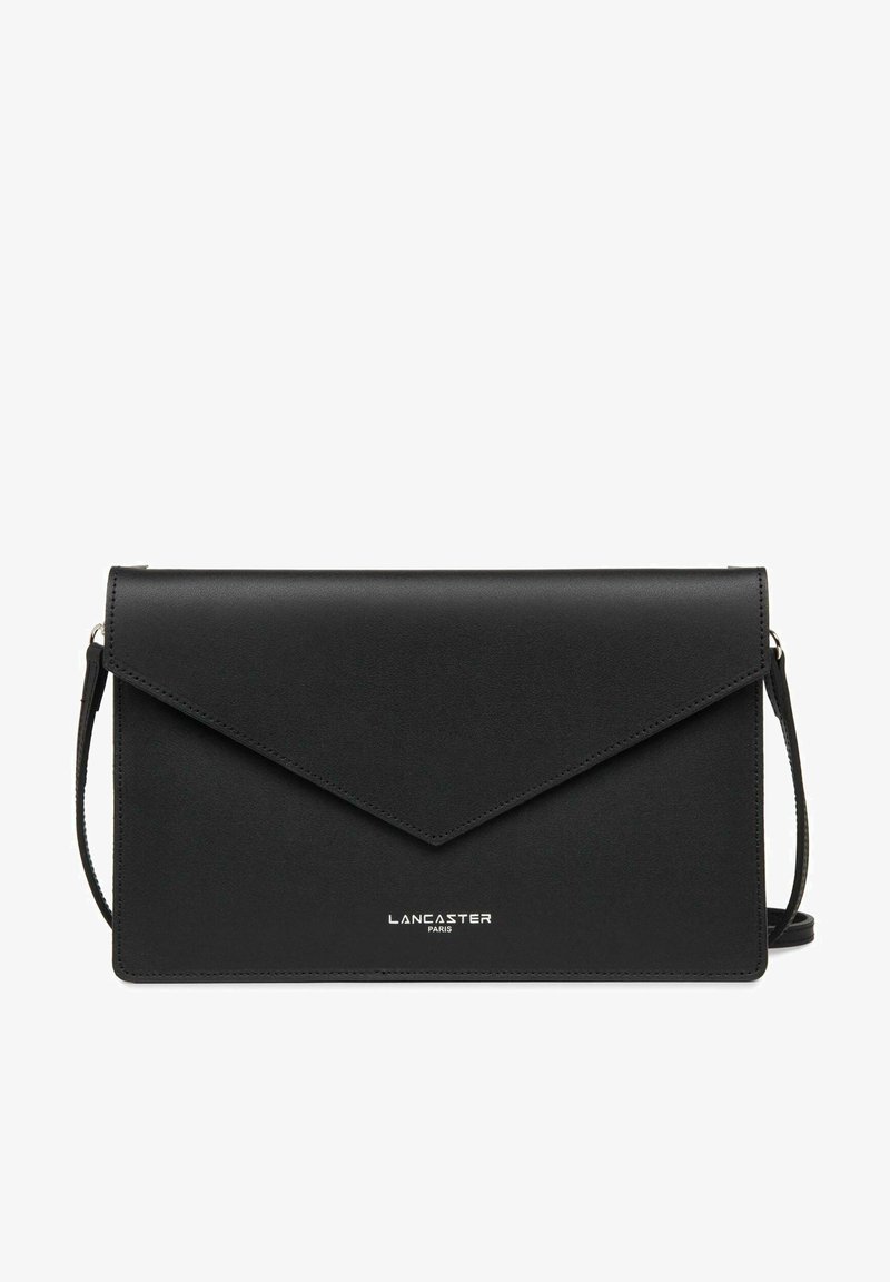 Clutch in pelle nera a busta con chiusura a patta magnetica, piccola tracolla e logo impresso sul davanti.