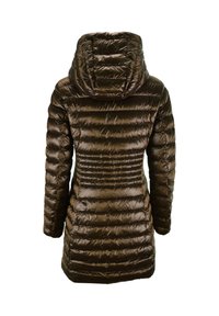 Giacca a vento in marrone scuro, caratterizzata da un design aderente con trapuntatura orizzontale, cappuccio e una texture liscia e lucida.