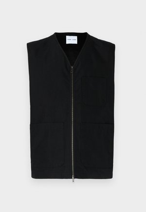 Gilet senza maniche nero con zip frontale, dotato di due ampie tasche a toppa e una piccola tasca sul petto, realizzato in tessuto resistente.