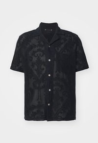 Camicia a maniche corte nera con bottoni, realizzata in tessuto trasparente che presenta un delicato motivo paisley. È dotata di una tasca frontale e colletto.