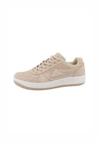 Sneaker en suède beige avec un bout arrondi, fermeture à lacets et accent logo blanc. Dotée d'une semelle en caoutchouc texturé avec des détails légers.