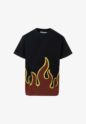 Czarny T-shirt z krótkim rękawem z czerwoną grafiką płomienia w żółtej konturze wokół dolnego brzegu i okrągłym kołnierzykiem.