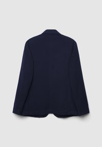 Navyblauer maßgeschneiderter Blazer von hinten gesehen, mit langen Ärmeln, einem Kragen und Knopfdetails an den Manschetten vor einem einfarbigen Hintergrund.