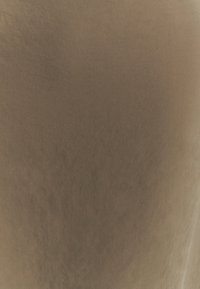 Ruskean tekstuurin kangas, jossa on sileä pinta, sisältäen hienovaraisen kiillon ja pieniä värieroja, luoden jatkuvan pintakuosin.