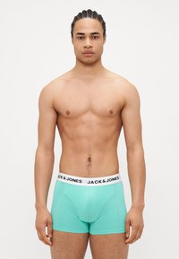 Türkise Boxer Shorts mit Kontrastnähten, ausgestattet mit einem weißen Taillenbund und dem schwarzen "JACK & JONES" Logo. Glattes, dehnbares Material.