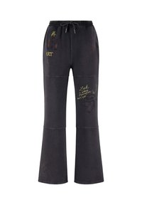 Svarta träningsbyxor med dragsko i midjan, prydda med olika grafiska tryck i gult och rött, en utsvängd bendesign och kontrasterande sömmar.