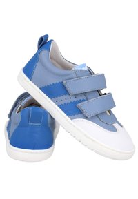 Zapatos de cuero azules con acentos blancos, que cuentan con dos correas de gancho y bucle, una punta redondeada y suelas de goma texturizadas.