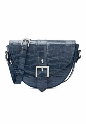 Granatowa skórzana torba na ramię ze wzorem krokodyla, z przednim paskiem z klamrą i regulowanym paskiem na ramię na białym tle.