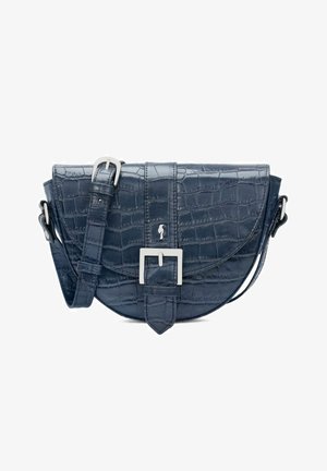 Granatowa skórzana torba na ramię ze wzorem krokodyla, z przednim paskiem z klamrą i regulowanym paskiem na ramię na białym tle.