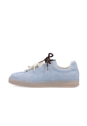 Světlomodrá semišová teniska s béžovou podrážkou a kombinovanými černobílými tkaničkami uvázanými na mašli, zobrazená v bočním profilu.