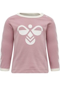 Langærmet skjorte i lyserødt bomuld med hvid sommerfugl grafik og skrå striber på ærmerne. Har rund halsudskæring og trykknaplukning.