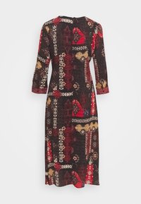Robe sombre à motifs avec des manches trois-quarts. Présente des dessins complexes en rouge, or et blanc sur un fond noir, avec un dos à découpe en forme de goutte.