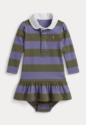 Babykjole med lange ærmer med lilla og grønne vandrette striber, hvid krave, flæset nederdel og broderet hestelogo på brystet.