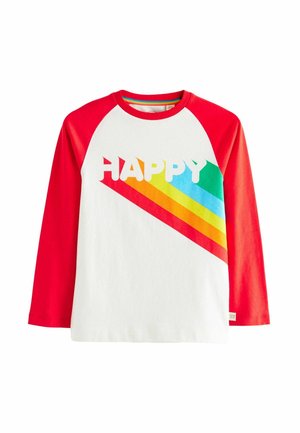 Rood en witte longsleeve t-shirt met de tekst "HAPPY" en diagonale regenboogstrepen. Gemaakt van katoen, met een ronde hals en raglanmouwen.