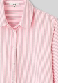 Chemise à rayures verticales roses et blanches, boutonnée avec col, taille petite, étiquetée BZB.