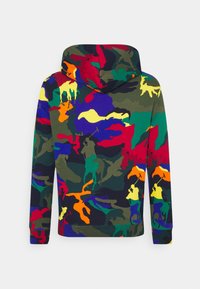 Bluza z kapturem z wielokolorowym wzorem kamuflażu z sylwetkami jeźdźców. Wykonana z miękkiego materiału, o luźnym kroju i ściągaczach przy rękawach.