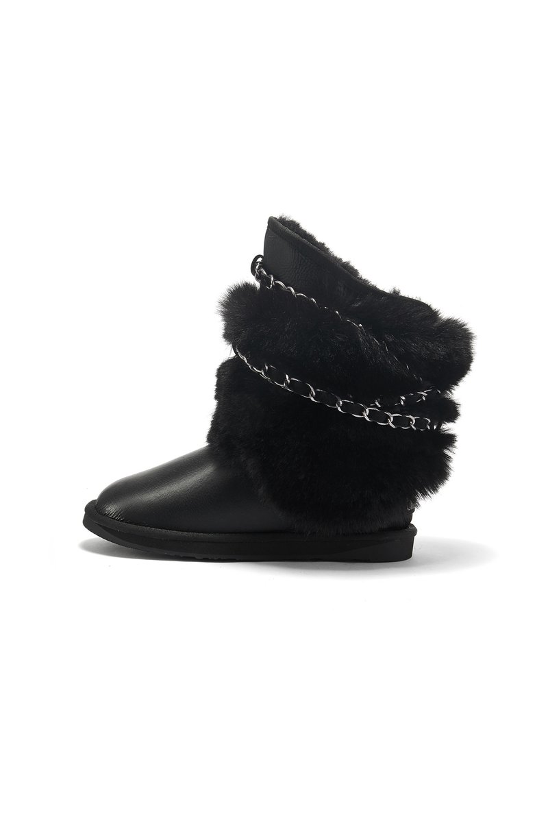 Black fur-lined ankle boot made of smooth leather, featuring a chain accent around the cuff and a flat rubber sole.