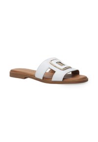 Witte leren slip-on sandalen met een platte zool, open teen, uitsparingsontwerp en een goudkleurige gespaccent op de band.