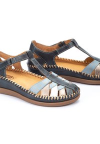 Sandali aperti in punta con una combinazione di pelle blu navy, azzurro, argento e bianco. Cuciture dettagliate e una soletta confortevole e ammortizzata.