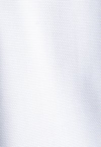 Tessuto bianco strutturato con un delicato motivo a tessitura. Superficie liscia, leggero con una leggera lucentezza. Ideale per varie applicazioni tessili.