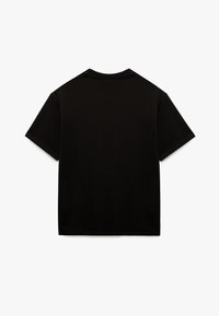 Sort t-shirt med korte ærmer, rund hals og blød tekstur. Enkel design uden synlige mønstre eller accenter.