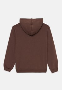 Felpa marrone con una consistenza morbida, maniche lunghe e tasca a marsupio. Presenta un cappuccio con cordino e polsini a coste all'orlo.