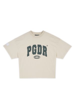 Beżowy T-shirt z krótkim rękawem z dużym ciemnozielonym napisem „PGDR” i małą metką „BUILT TO LAST” pod spodem.